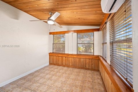 House in Port Charlotte, Florida 2 bedrooms, 136.57 sq.m. № 2019611 - photo 10