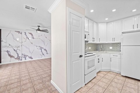 House in Port Charlotte, Florida 2 bedrooms, 136.57 sq.m. № 2019611 - photo 12