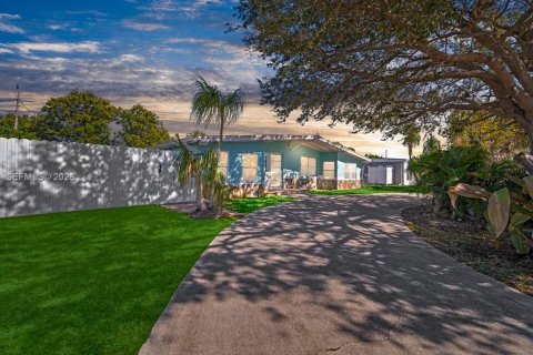 House in Port Charlotte, Florida 2 bedrooms, 136.57 sq.m. № 2019611