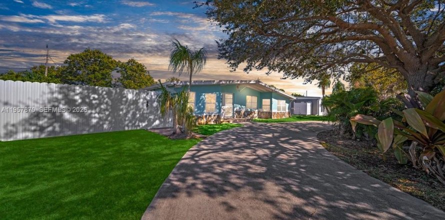 House in Port Charlotte, Florida 2 bedrooms, 136.57 sq.m. № 2019611