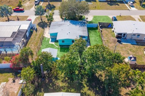 House in Port Charlotte, Florida 2 bedrooms, 136.57 sq.m. № 2019611 - photo 22