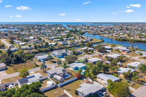 House in Port Charlotte, Florida 2 bedrooms, 136.57 sq.m. № 2019611 - photo 21