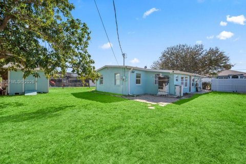 House in Port Charlotte, Florida 2 bedrooms, 136.57 sq.m. № 2019611 - photo 4