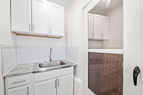 House in Port Charlotte, Florida 2 bedrooms, 136.57 sq.m. № 2019611 - photo 18