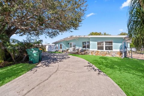 House in Port Charlotte, Florida 2 bedrooms, 136.57 sq.m. № 2019611 - photo 2