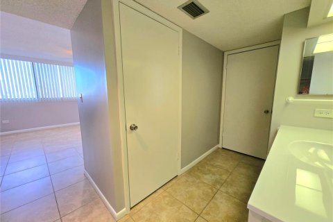 Condominio en alquiler en Treasure Island, Florida, 1 dormitorio, 82.22 m2 № 1824681 - foto 17