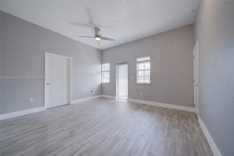 Touwnhouse à louer à Miami, Floride: 2 chambres, 109.62 m2 № 1987822 - photo 13