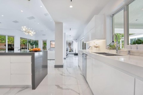 House in Pinecrest, Florida 5 bedrooms, 472.87 sq.m. № 2185911 - photo 9