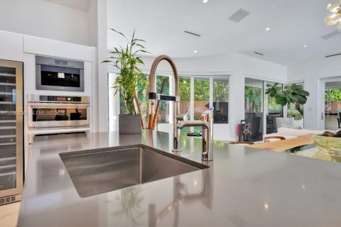 House in Pinecrest, Florida 5 bedrooms, 472.87 sq.m. № 2185911 - photo 13