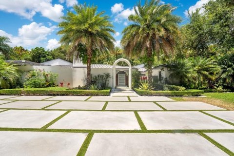 House in Pinecrest, Florida 5 bedrooms, 472.87 sq.m. № 2185911 - photo 10