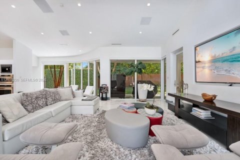 House in Pinecrest, Florida 5 bedrooms, 472.87 sq.m. № 2185911 - photo 27