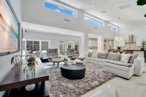 House in Pinecrest, Florida 5 bedrooms, 472.87 sq.m. № 2185911 - photo 26