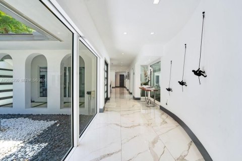 House in Pinecrest, Florida 5 bedrooms, 472.87 sq.m. № 2185911 - photo 16