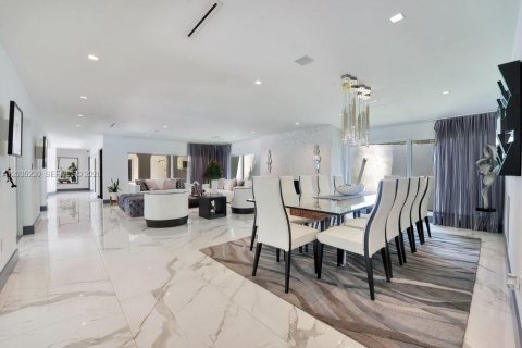 House in Pinecrest, Florida 5 bedrooms, 472.87 sq.m. № 2185911 - photo 8
