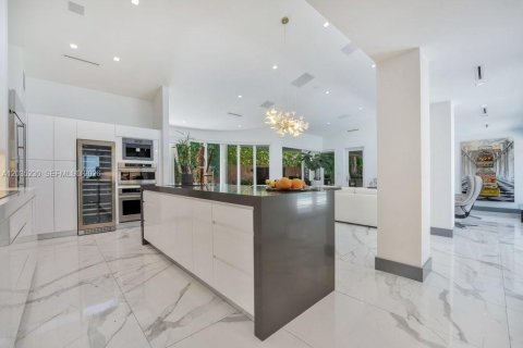 House in Pinecrest, Florida 5 bedrooms, 472.87 sq.m. № 2185911 - photo 11