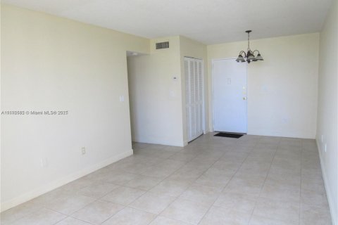 Copropriété à louer à Sunny Isles Beach, Floride: 1 chambre, 65.96 m2 № 1948181 - photo 13