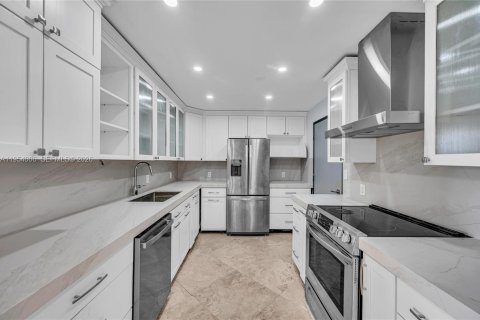 Condo in Miami Beach, Florida, 2 bedrooms  № 2019750 - photo 4