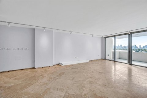 Condo in Miami Beach, Florida, 2 bedrooms  № 2019750 - photo 2