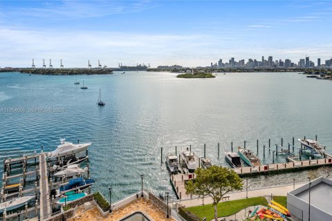 Condo in Miami Beach, Florida, 2 bedrooms  № 2019750 - photo 20