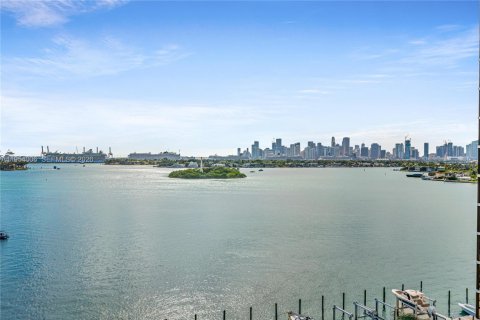 Condo in Miami Beach, Florida, 2 bedrooms  № 2019750 - photo 18