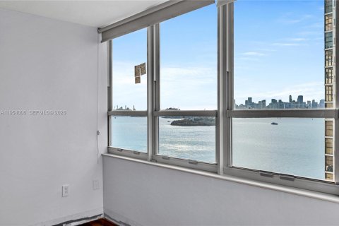 Condo in Miami Beach, Florida, 2 bedrooms  № 2019750 - photo 19