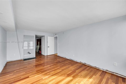 Condo in Miami Beach, Florida, 2 bedrooms  № 2019750 - photo 25