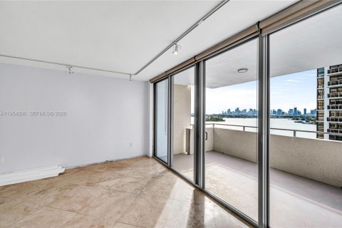 Condo in Miami Beach, Florida, 2 bedrooms  № 2019750 - photo 15