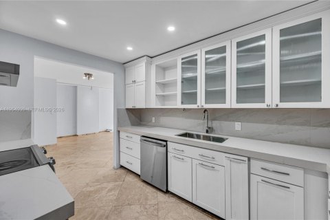 Condo in Miami Beach, Florida, 2 bedrooms  № 2019750 - photo 3