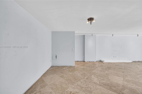 Condo in Miami Beach, Florida, 2 bedrooms  № 2019750 - photo 13