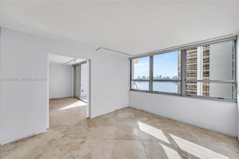 Condo in Miami Beach, Florida, 2 bedrooms  № 2019750 - photo 17