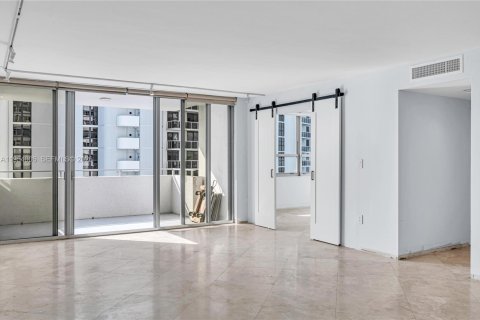 Condo in Miami Beach, Florida, 2 bedrooms  № 2019750 - photo 16