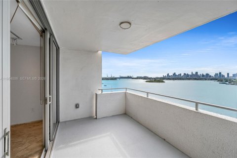 Condo in Miami Beach, Florida, 2 bedrooms  № 2019750 - photo 10