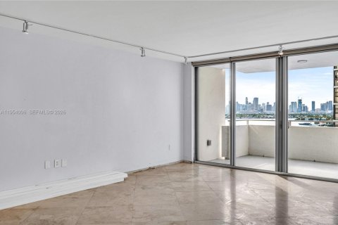 Condo in Miami Beach, Florida, 2 bedrooms  № 2019750 - photo 14