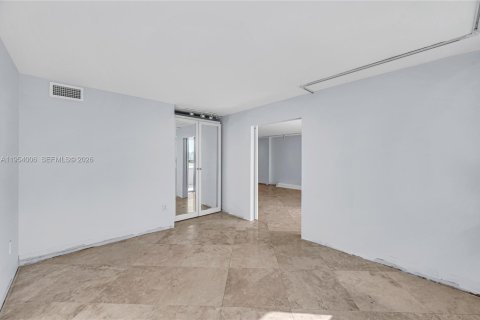 Condo in Miami Beach, Florida, 2 bedrooms  № 2019750 - photo 8