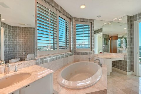 Condominio en venta en Sarasota, Florida, 3 dormitorios, 337.79 m2 № 2418478 - foto 29