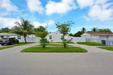 House in Hollywood, Florida 2 bedrooms, 95.13 sq.m. № 2077024 - photo 2