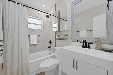 House in Hollywood, Florida 2 bedrooms, 95.13 sq.m. № 2077024 - photo 18