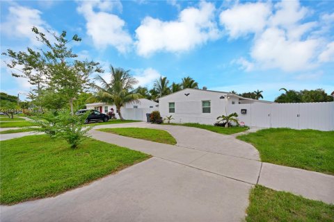 House in Hollywood, Florida 2 bedrooms, 95.13 sq.m. № 2077024 - photo 1