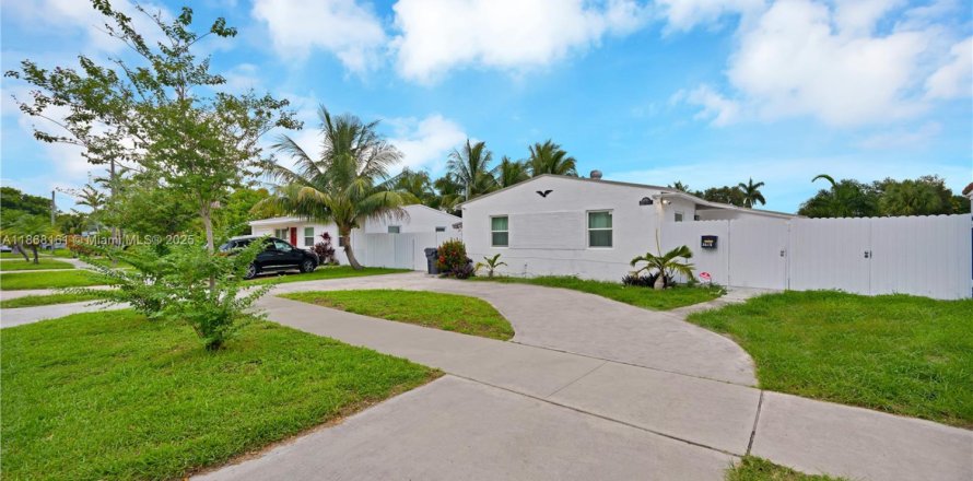 House in Hollywood, Florida 2 bedrooms, 95.13 sq.m. № 2077024