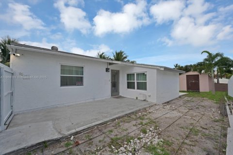 House in Hollywood, Florida 2 bedrooms, 95.13 sq.m. № 2077024 - photo 26