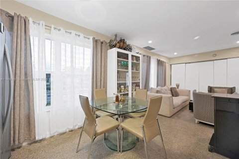 House in Hollywood, Florida 2 bedrooms, 95.13 sq.m. № 2077024 - photo 9