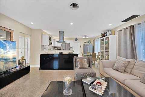 House in Hollywood, Florida 2 bedrooms, 95.13 sq.m. № 2077024 - photo 6