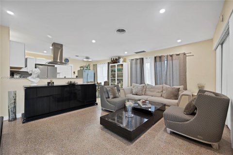 House in Hollywood, Florida 2 bedrooms, 95.13 sq.m. № 2077024 - photo 4