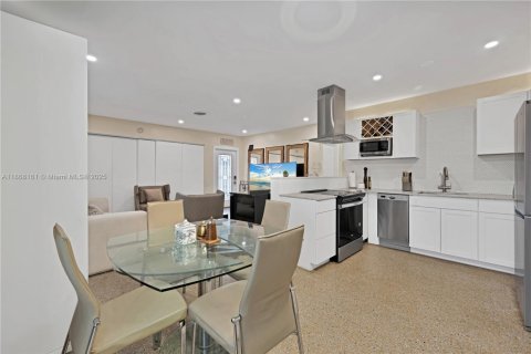 House in Hollywood, Florida 2 bedrooms, 95.13 sq.m. № 2077024 - photo 11