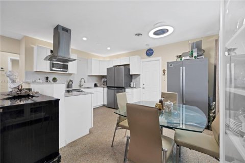 House in Hollywood, Florida 2 bedrooms, 95.13 sq.m. № 2077024 - photo 10