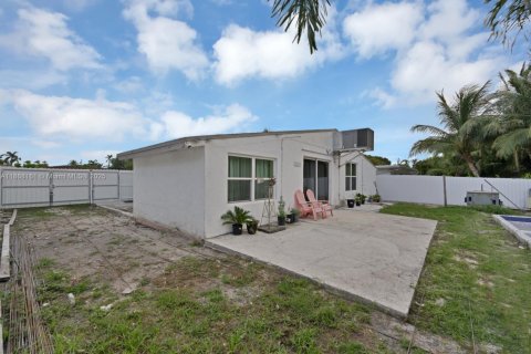 House in Hollywood, Florida 2 bedrooms, 95.13 sq.m. № 2077024 - photo 25