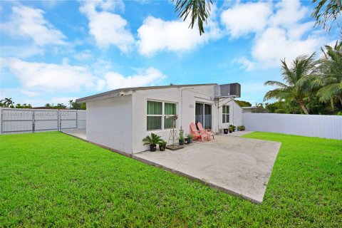 House in Hollywood, Florida 2 bedrooms, 95.13 sq.m. № 2077024 - photo 3