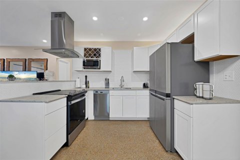 House in Hollywood, Florida 2 bedrooms, 95.13 sq.m. № 2077024 - photo 12