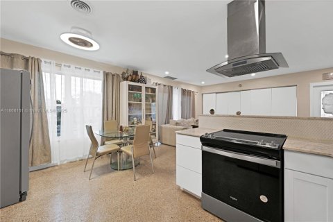 House in Hollywood, Florida 2 bedrooms, 95.13 sq.m. № 2077024 - photo 13