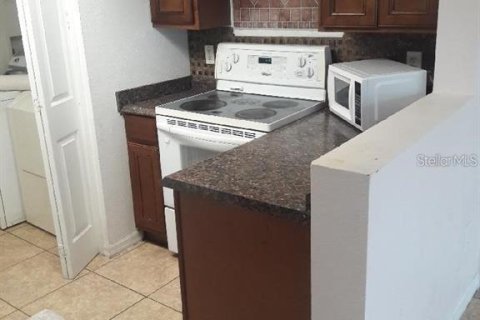 Townhouse in Davenport, Florida 4 bedrooms, 168.25 sq.m. № 1913625 - photo 4